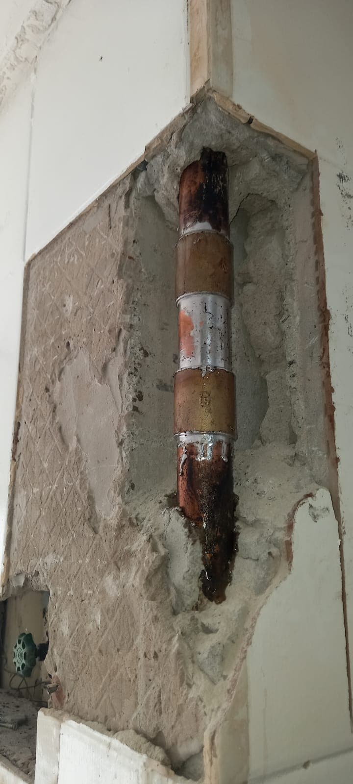 Manutenção de tubulação de gás em parede residencial