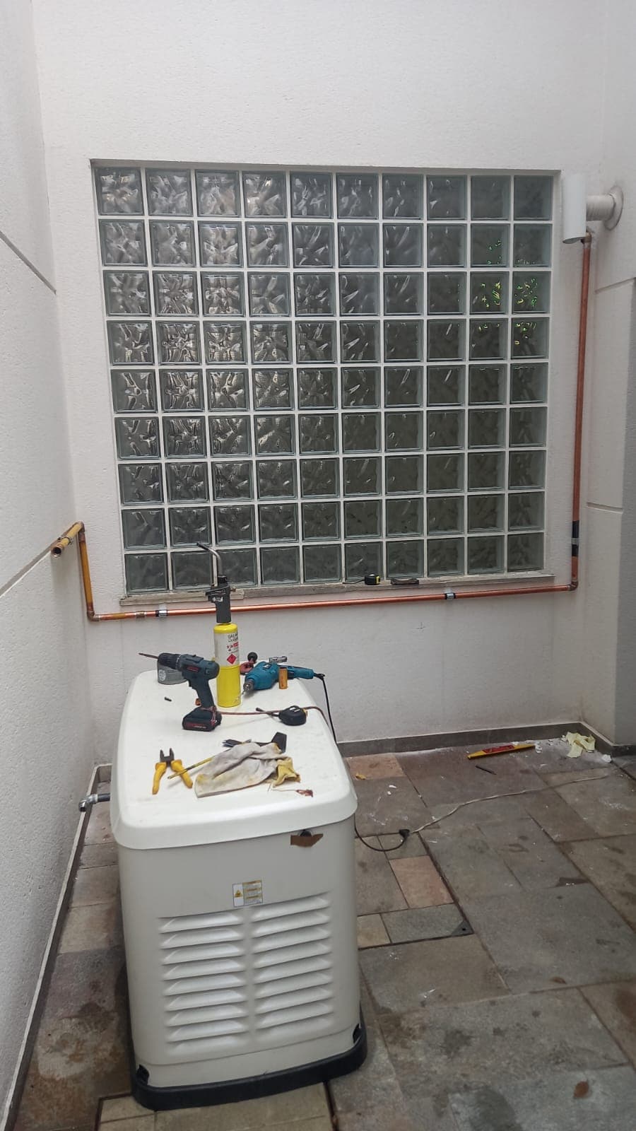 Manutenção de regulador de pressão de gás com ferramentas técnicas
