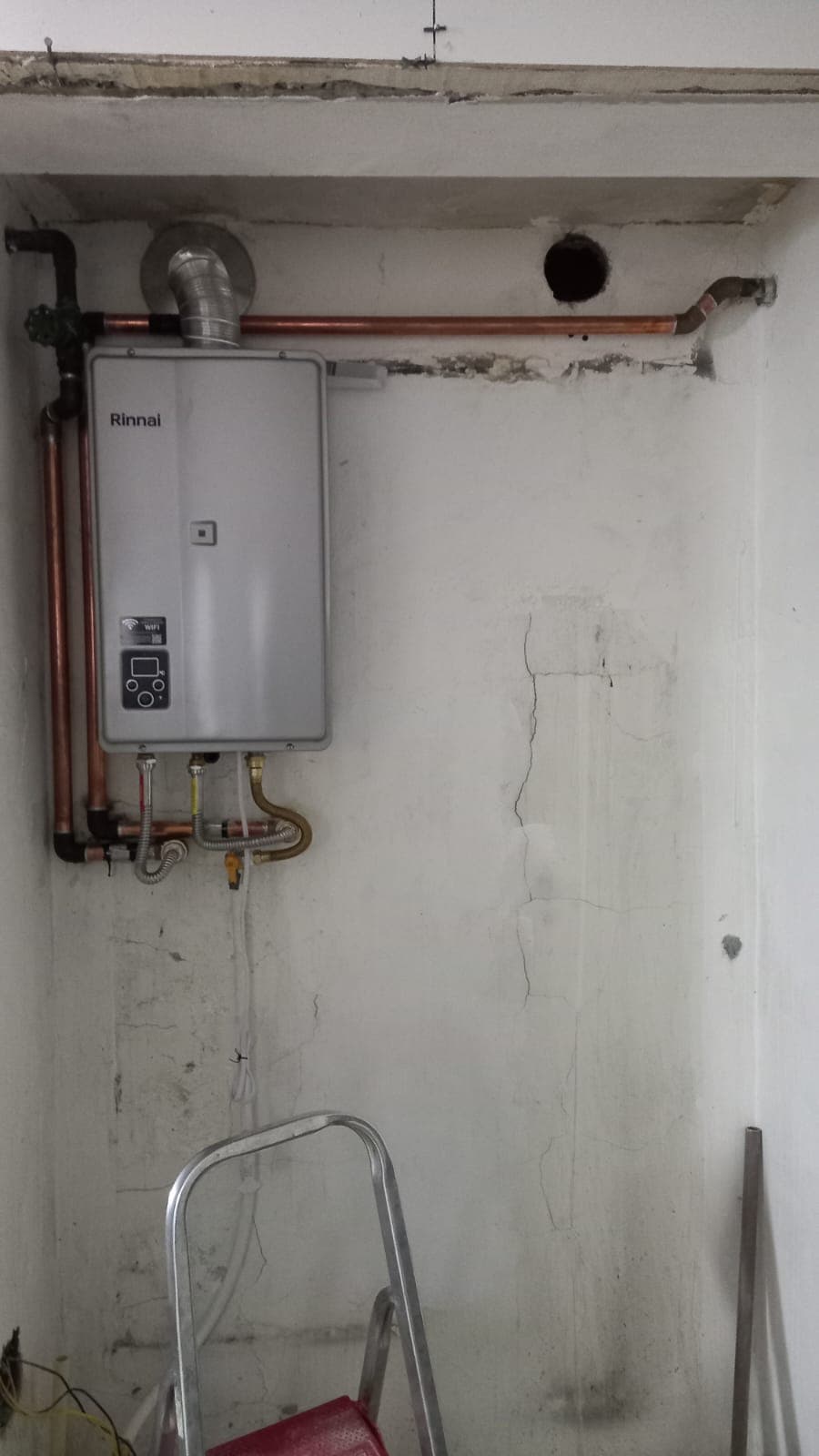Instalação de aquecedor de gás de passagem residencial