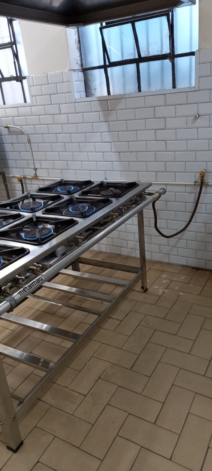 Instalação de gás em cozinha industrial com fogões em operação